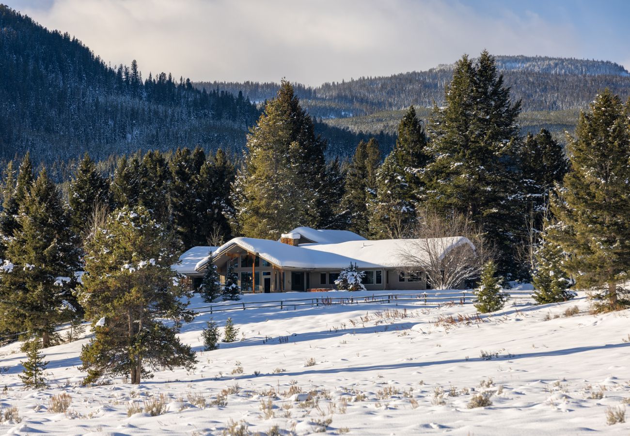 House in Big Sky - Exceptional Big Sky Retreat 