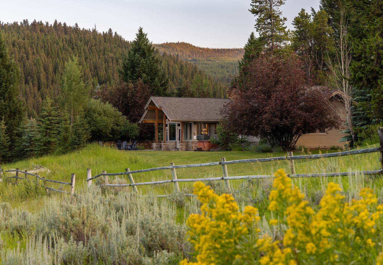 House in Big Sky - Exceptional Big Sky Retreat 