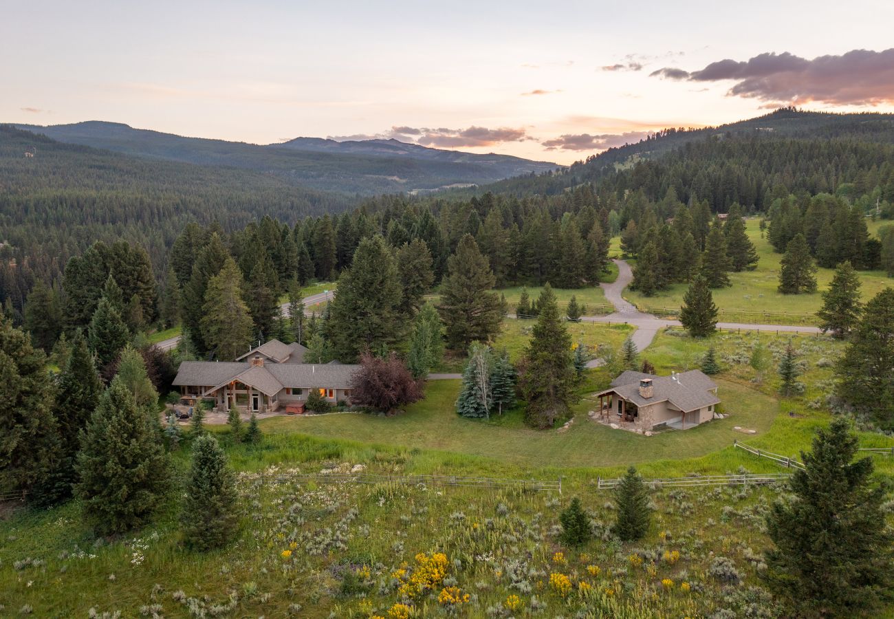 House in Big Sky - Exceptional Big Sky Retreat 