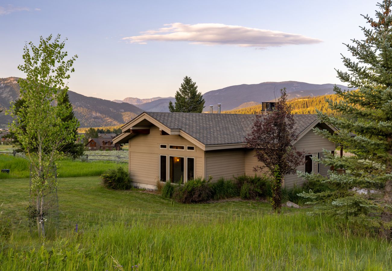 House in Big Sky - Exceptional Big Sky Retreat 