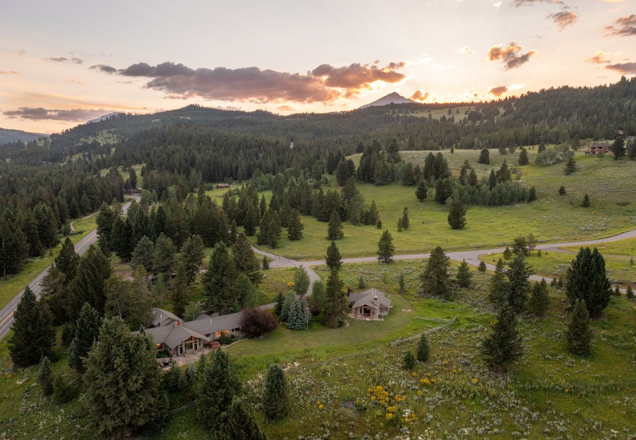 House in Big Sky - Exceptional Big Sky Retreat 