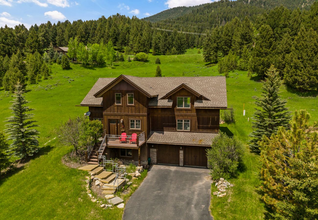 House in Big Sky - Escape to Big Sky with this Relaxing Retreat