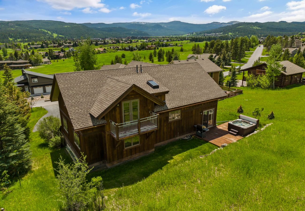 House in Big Sky - Escape to Big Sky with this Relaxing Retreat