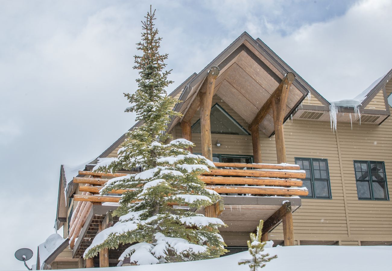 Condominium in Big Sky - New to Market! Ski in/Ski out Big Sky Retreat