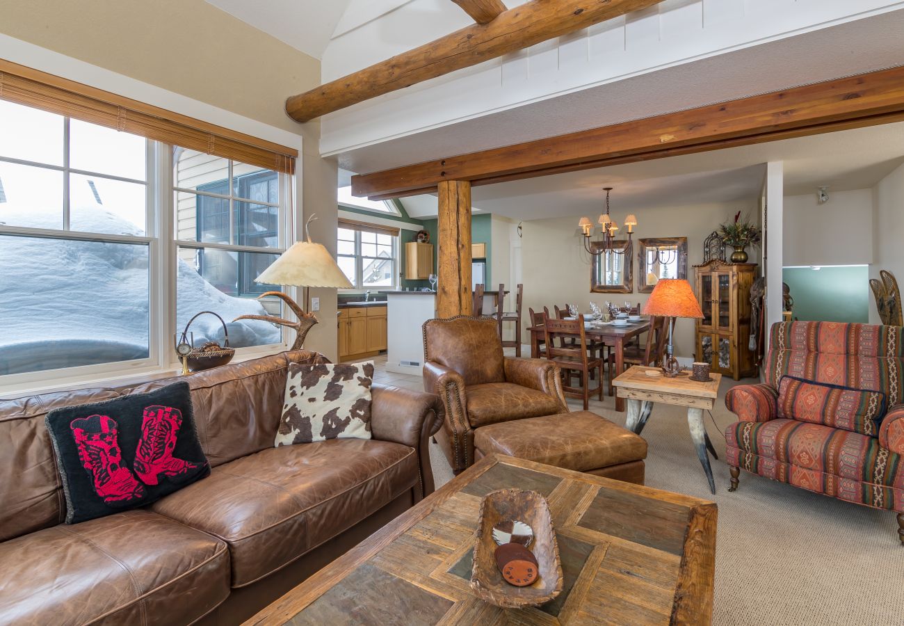 Condominium in Big Sky - New to Market! Ski in/Ski out Big Sky Retreat