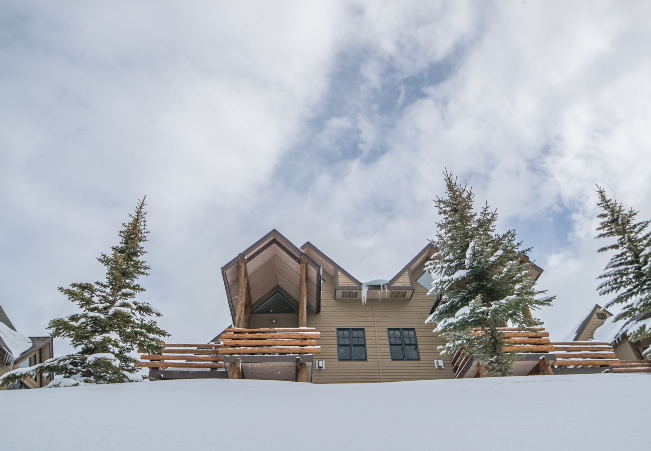 Condominium in Big Sky - New to Market! Ski in/Ski out Big Sky Retreat