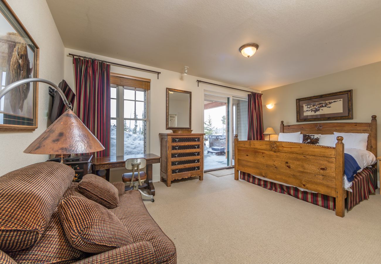 Condominium in Big Sky - New to Market! Ski in/Ski out Big Sky Retreat