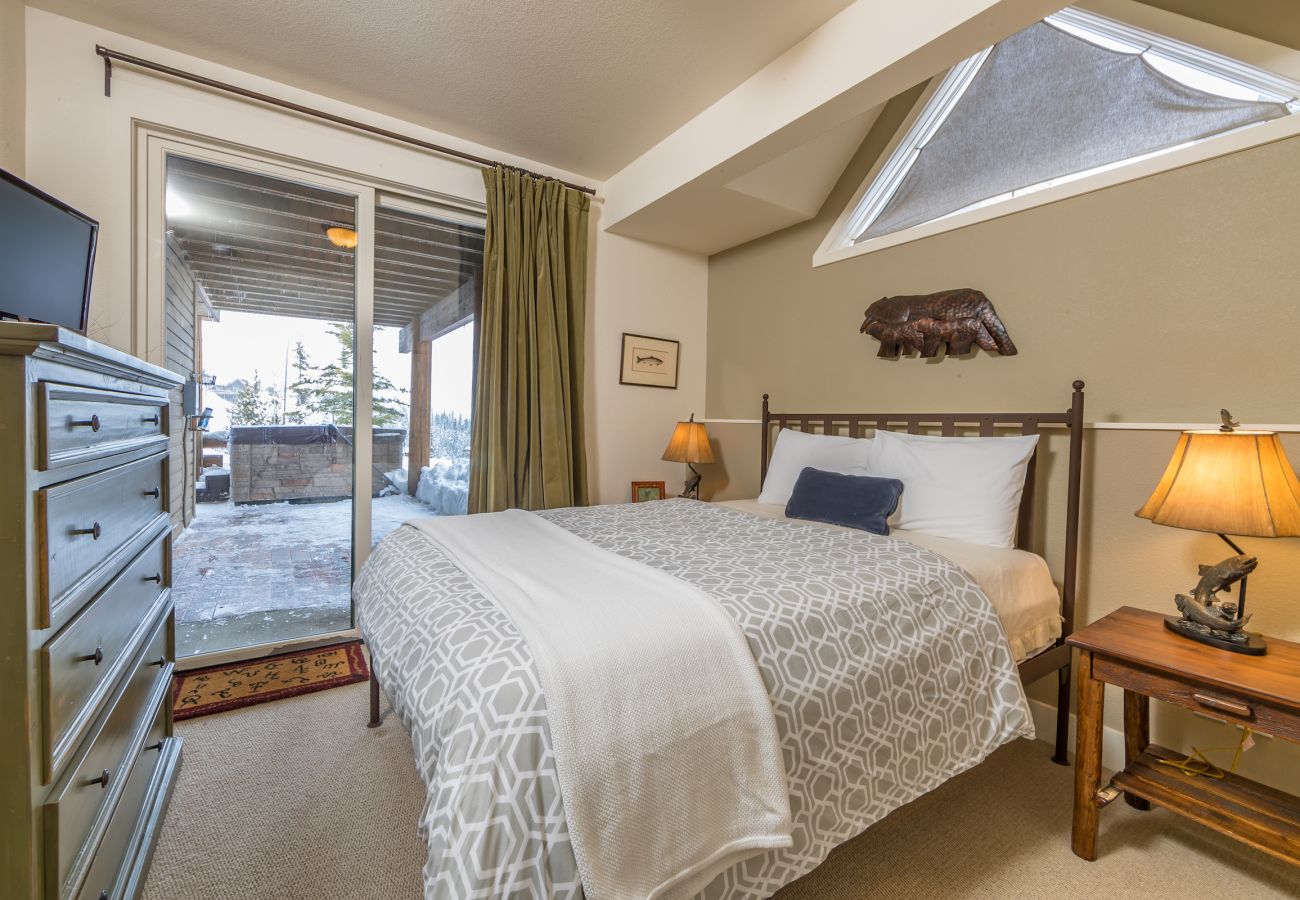 Condominium in Big Sky - New to Market! Ski in/Ski out Big Sky Retreat